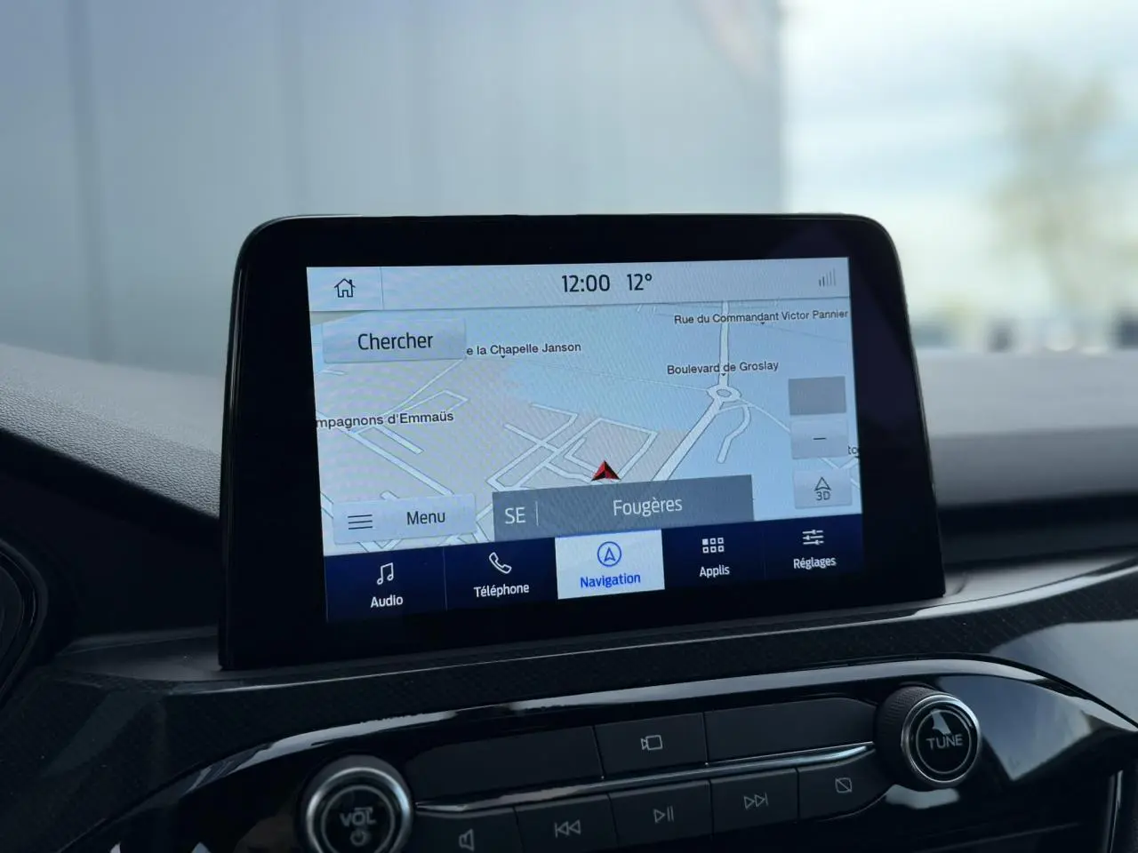 Écran tactile du système de navigation du Ford Kuga 2023 affichant une carte et les options multimédia.