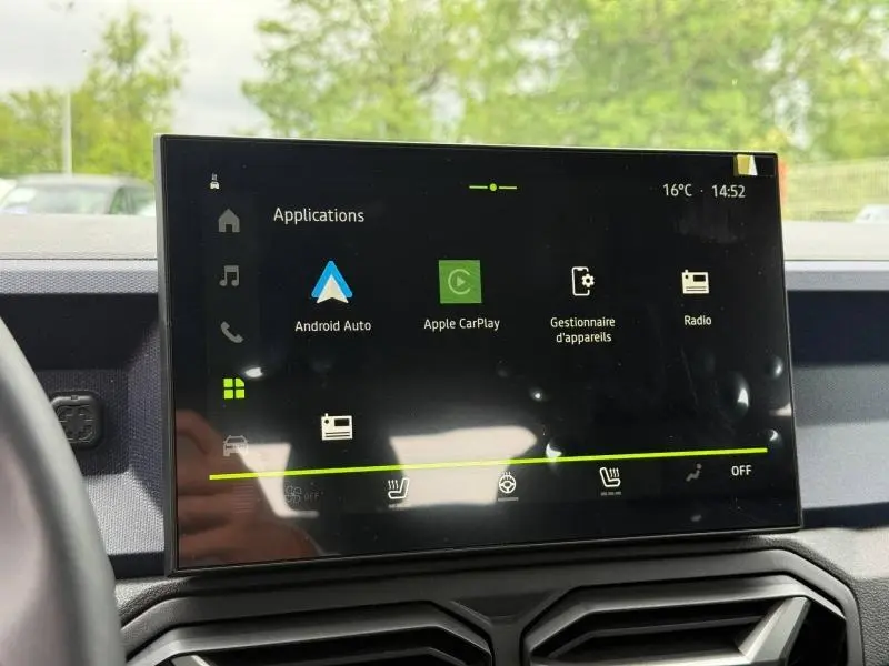 Écran tactile central du tableau de bord du Dacia Duster 2026, affichant les applications Android Auto et Apple CarPlay.