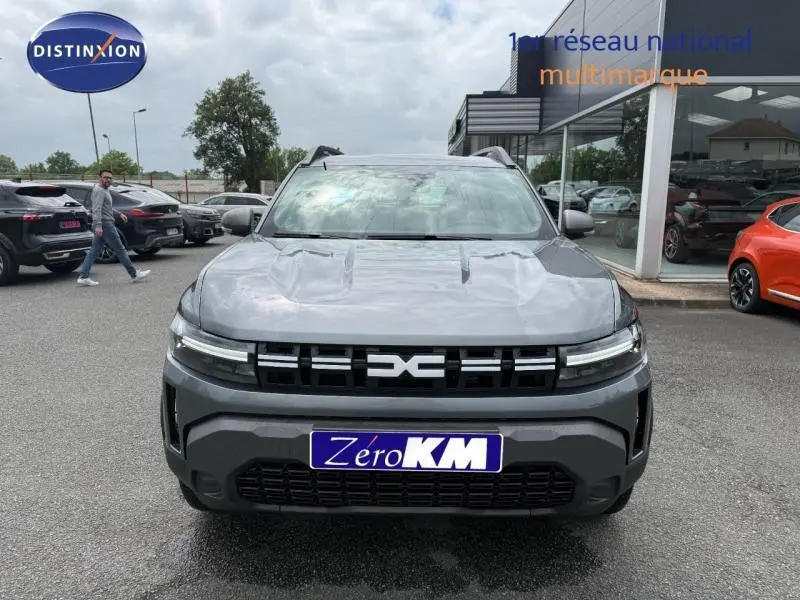 Vue frontale du Dacia Duster 1.2 hybrid-G 150ch Expression 4x4 en Gris Schiste avec calandre noire distinctive.