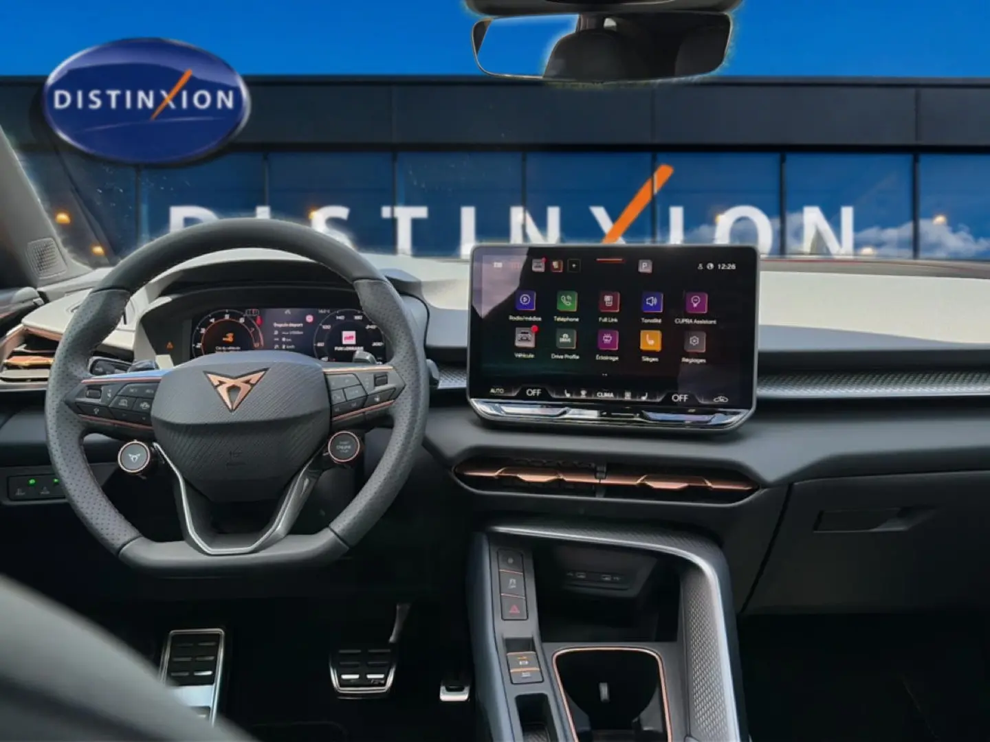 Vue intérieure frontale du tableau de bord de la CUPRA TERRAMAR 2026 avec écran tactile 12,9 pouces et volant multifonction cuir.