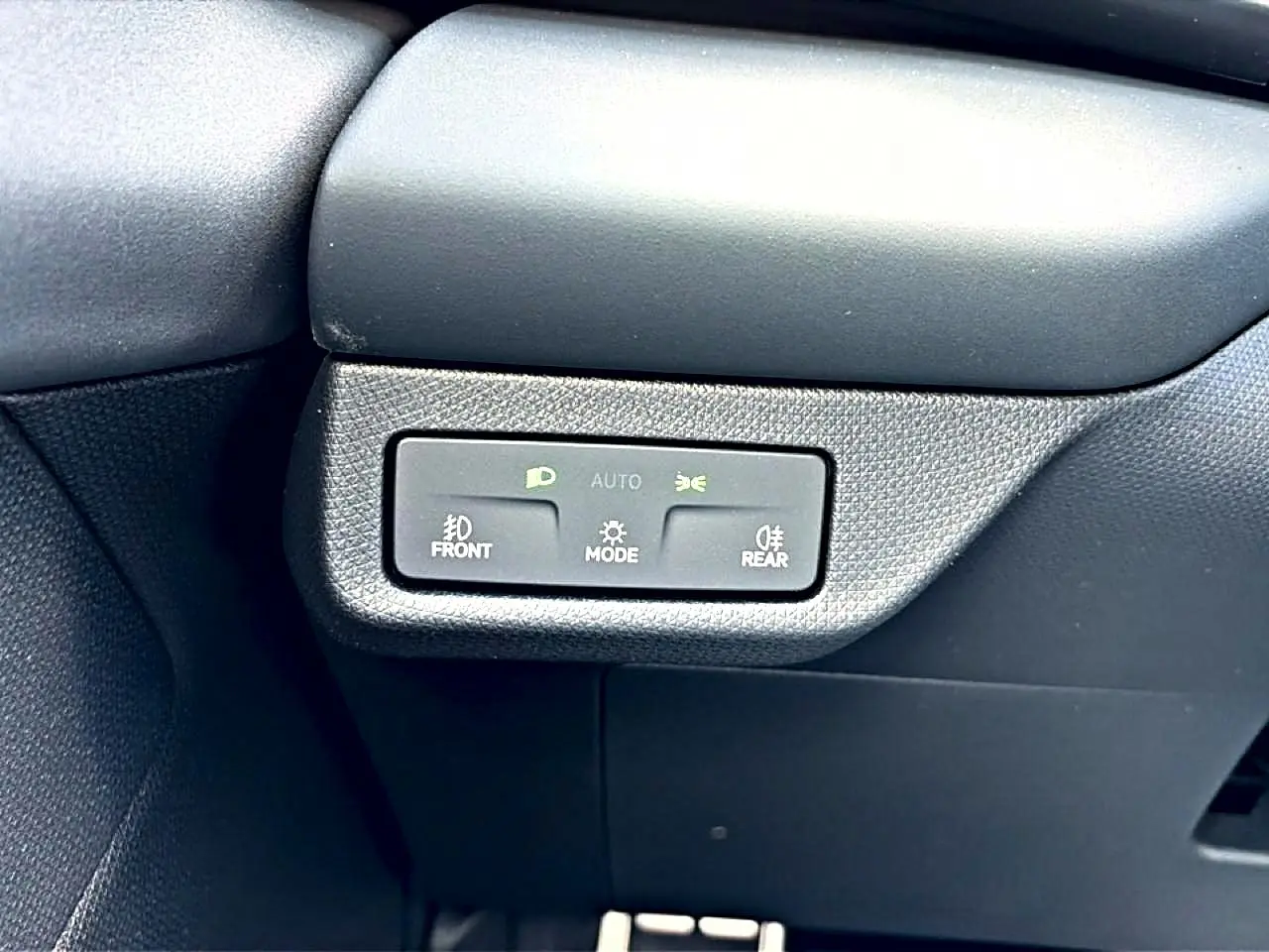 Détail du tableau de bord côté gauche avec commandes d’éclairage sur CUPRA TERRAMAR 2026 bleu fjord.