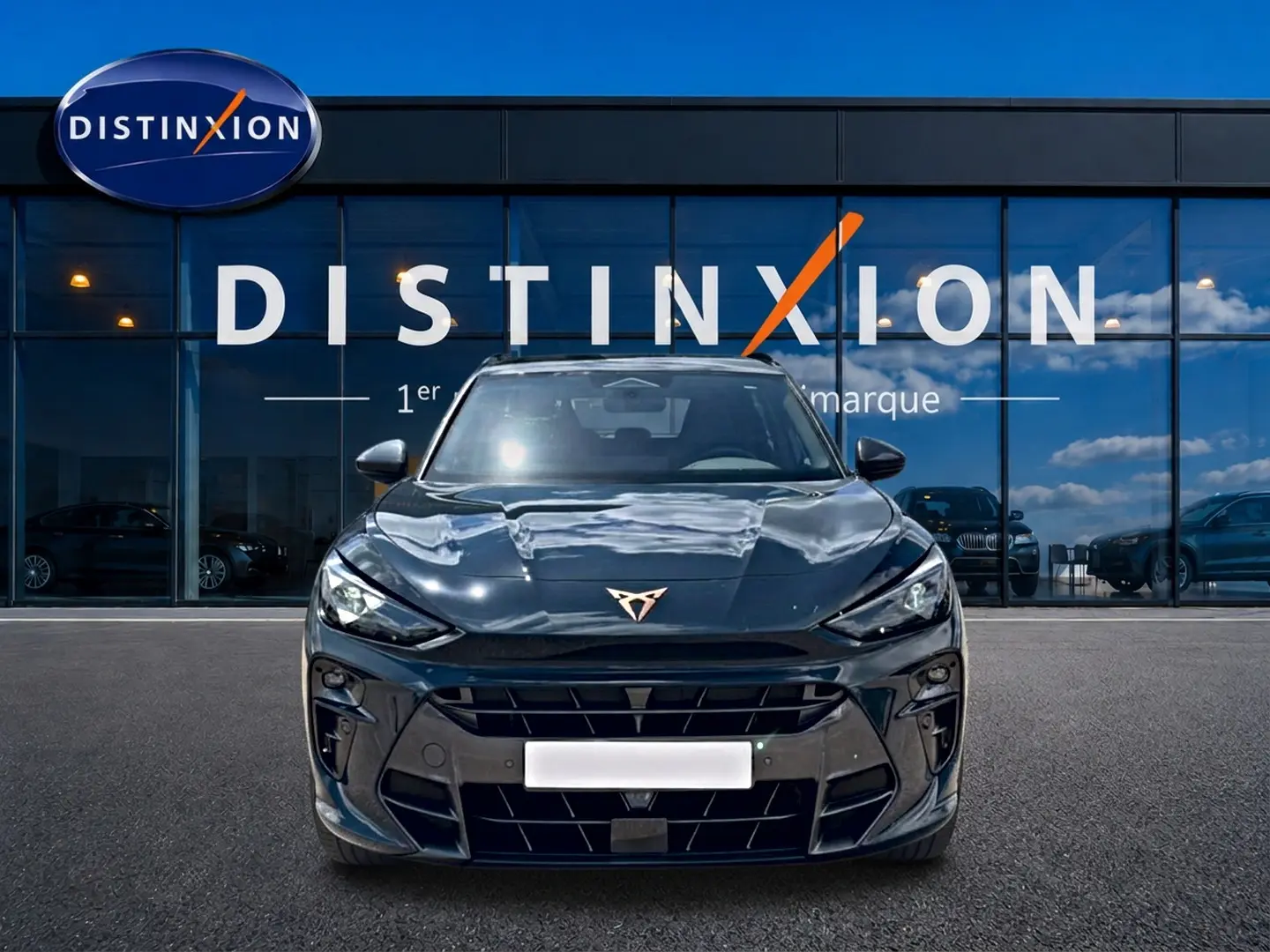 Vue avant du CUPRA Terramar 2026 bleu fjord, avec logo CUPRA distinctif sur le capot et phares LED acérés.