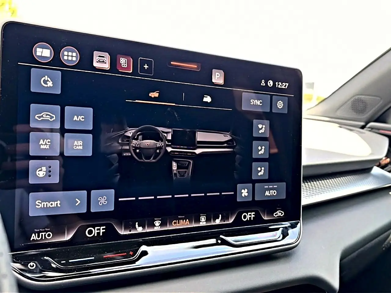 Écran tactile 12,9 pouces affichant le tableau de bord numérique du CUPRA TERRAMAR 2026, intérieur moderne noir.
