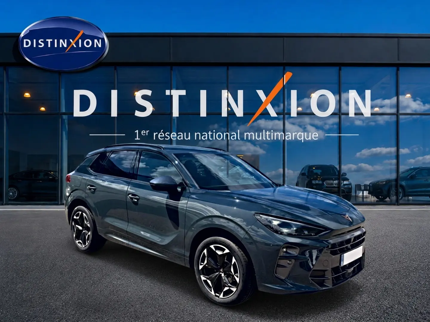 Vue 3/4 avant droit d'une CUPRA Terramar 2026 bleu fjord avec jantes 19 pouces et vitres surteintées.