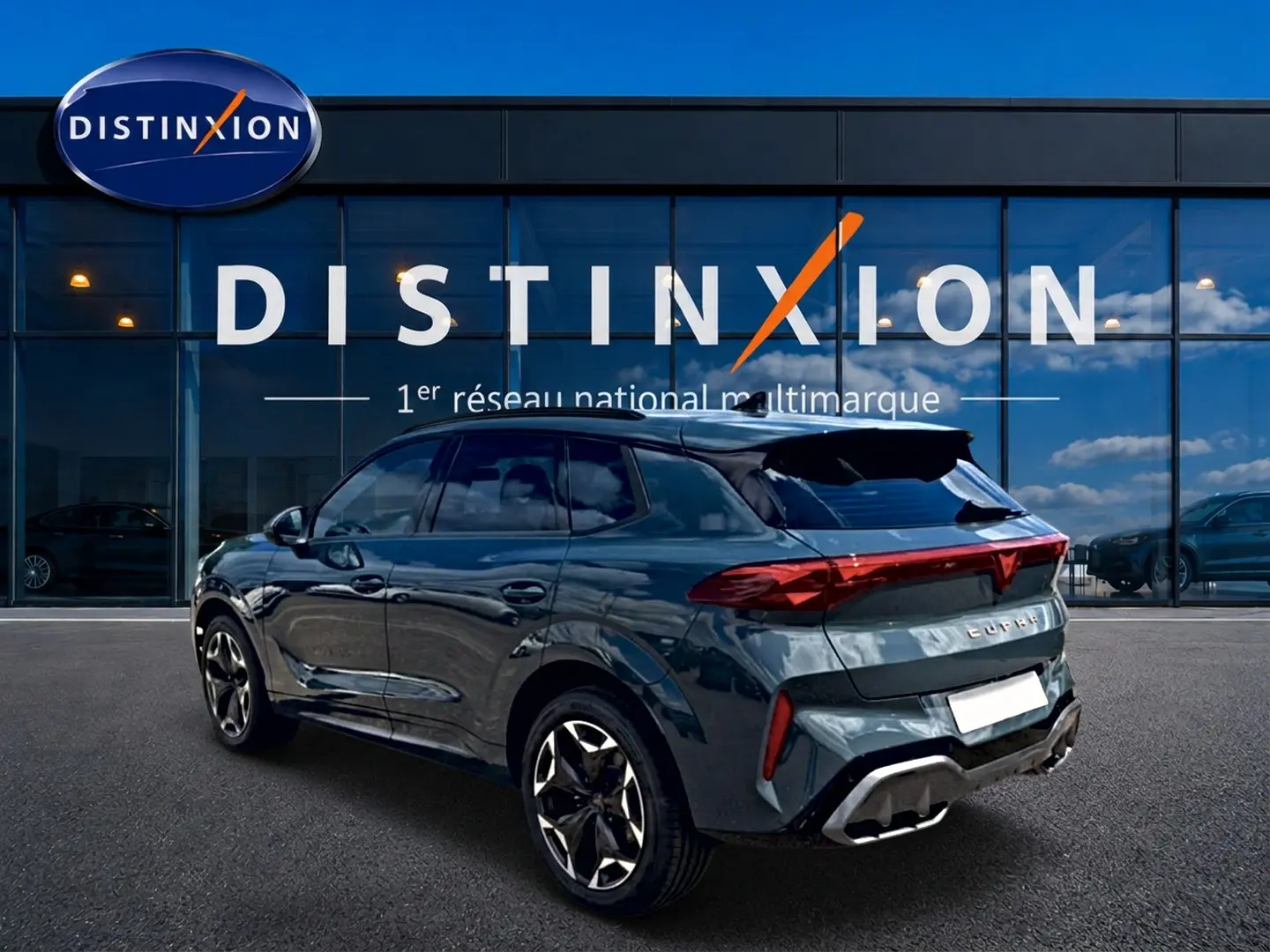 Vue 3/4 arrière droite d'une CUPRA TERRAMAR 2026 bleu fjord avec jantes 19 pouces et feux arrière LED.