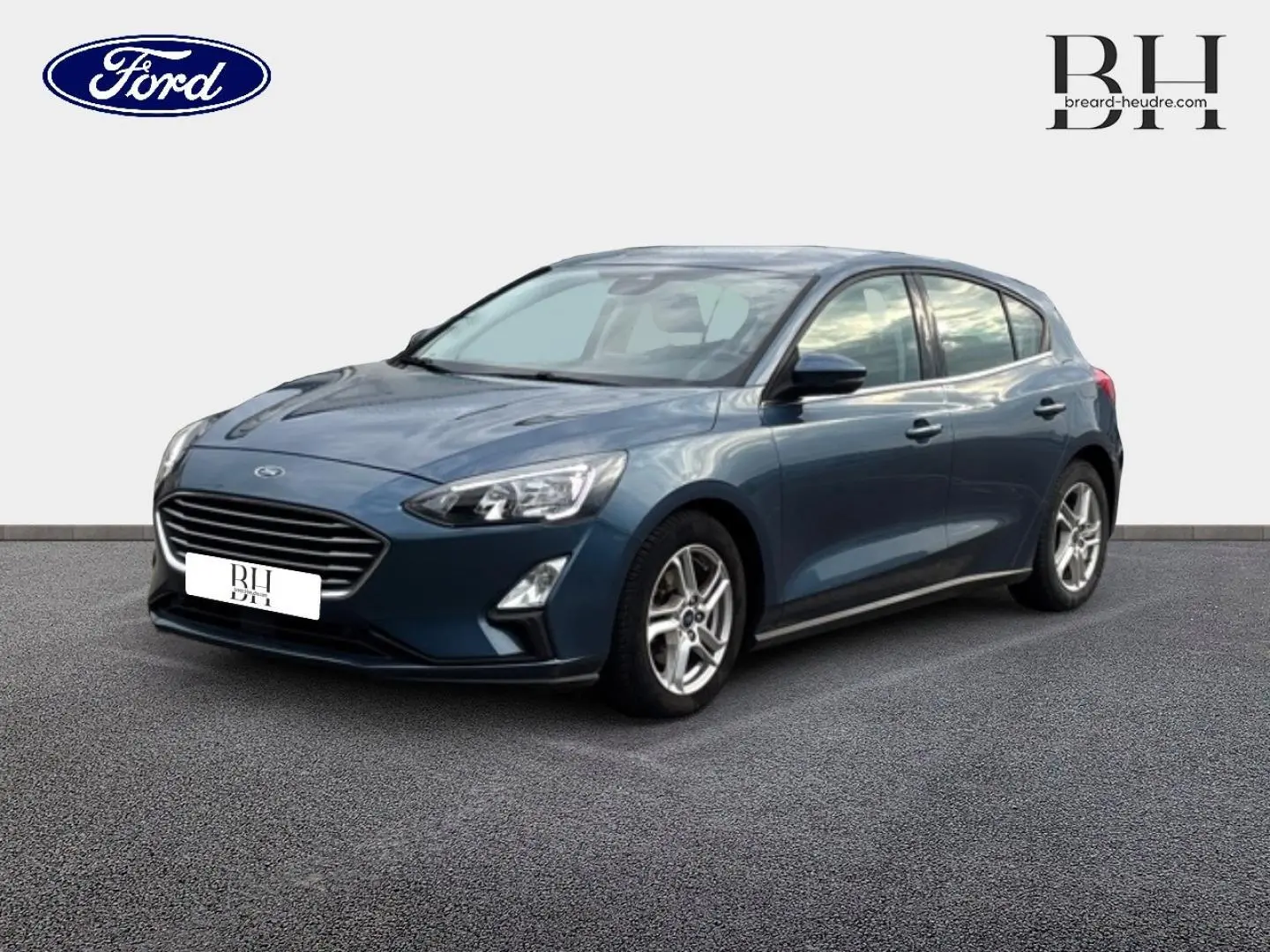Vue 3/4 avant droit d'une Ford Focus 1.5 EcoBlue bleu azur métallisé avec jantes alu et calandre noire.