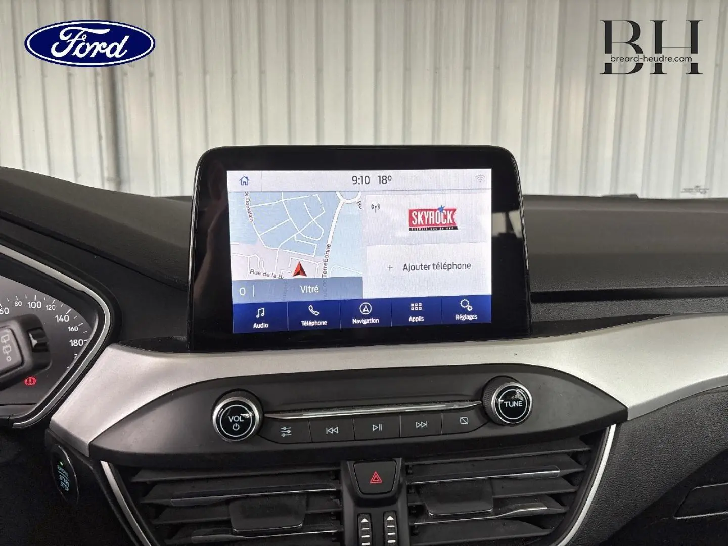Vue rapprochée du tableau de bord de la Ford Focus 2020 avec écran tactile affichant la navigation et commandes audio.