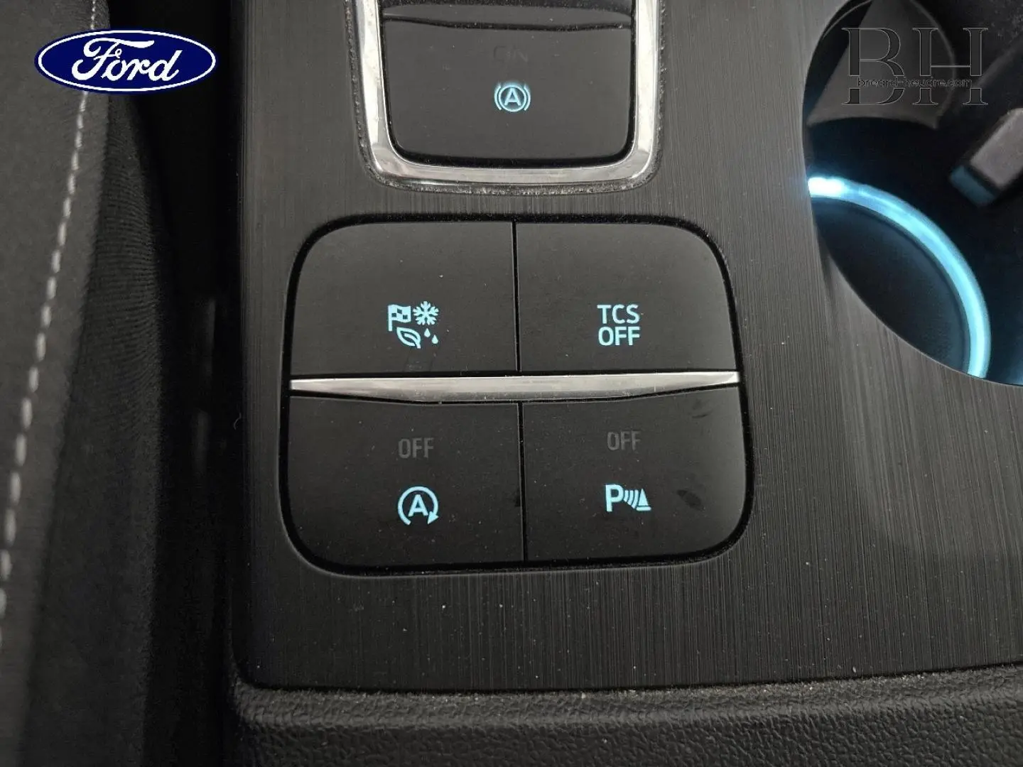 Gros plan sur les commandes de la console centrale noire avec éclairage bleu de la Ford Focus 1.5 EcoBlue 2020.