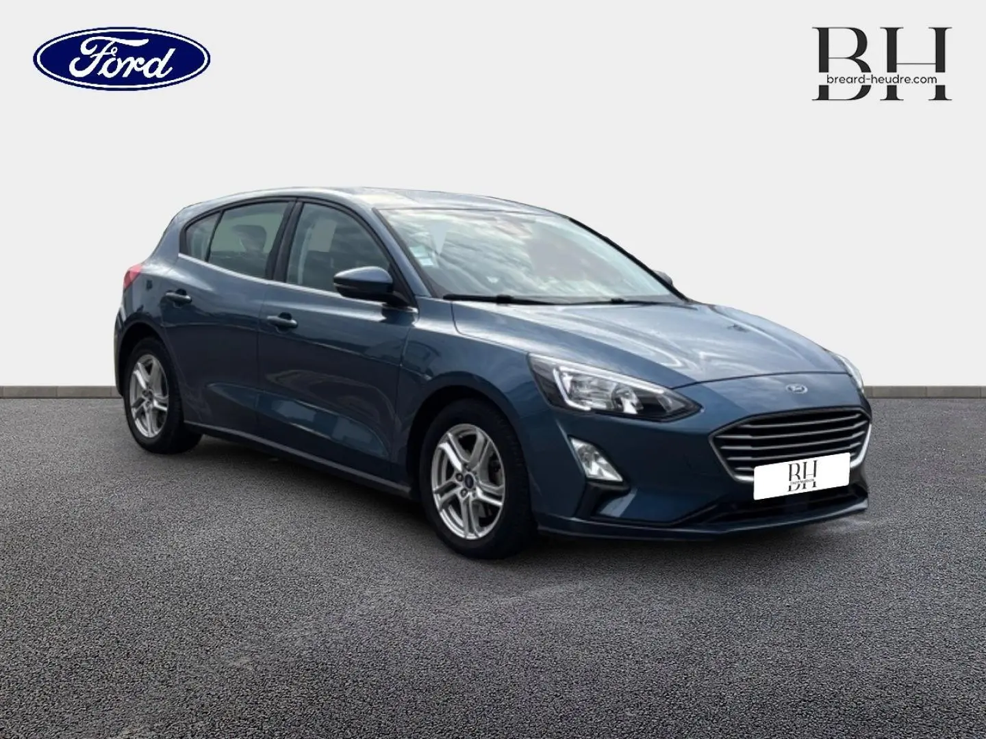 Vue 3/4 avant droit d'une Ford Focus 1.5 EcoBlue bleu azur métallisé avec jantes alu et calandre noire.