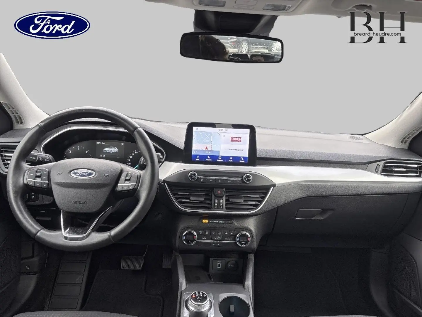Vue intérieure frontale du tableau de bord et volant cuir multifonction de la Ford Focus 1.5 EcoBlue 2020.