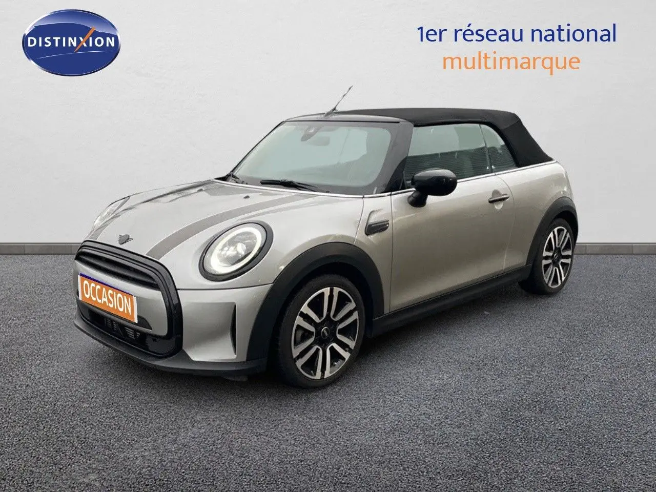 MINI Cabriolet 2023 Melting Silver vue 3/4 avant droit avec capote noire et jantes bicolores.
