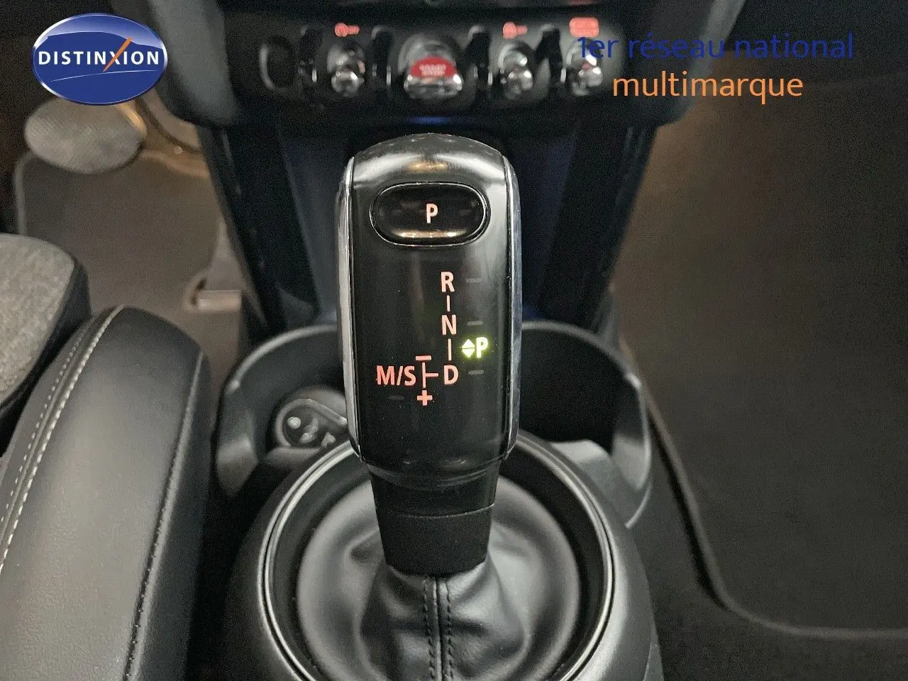 Le levier de vitesses automatique noir de la MINI Cabriolet F57 2023, avec marquages lumineux et console en cuir noir.