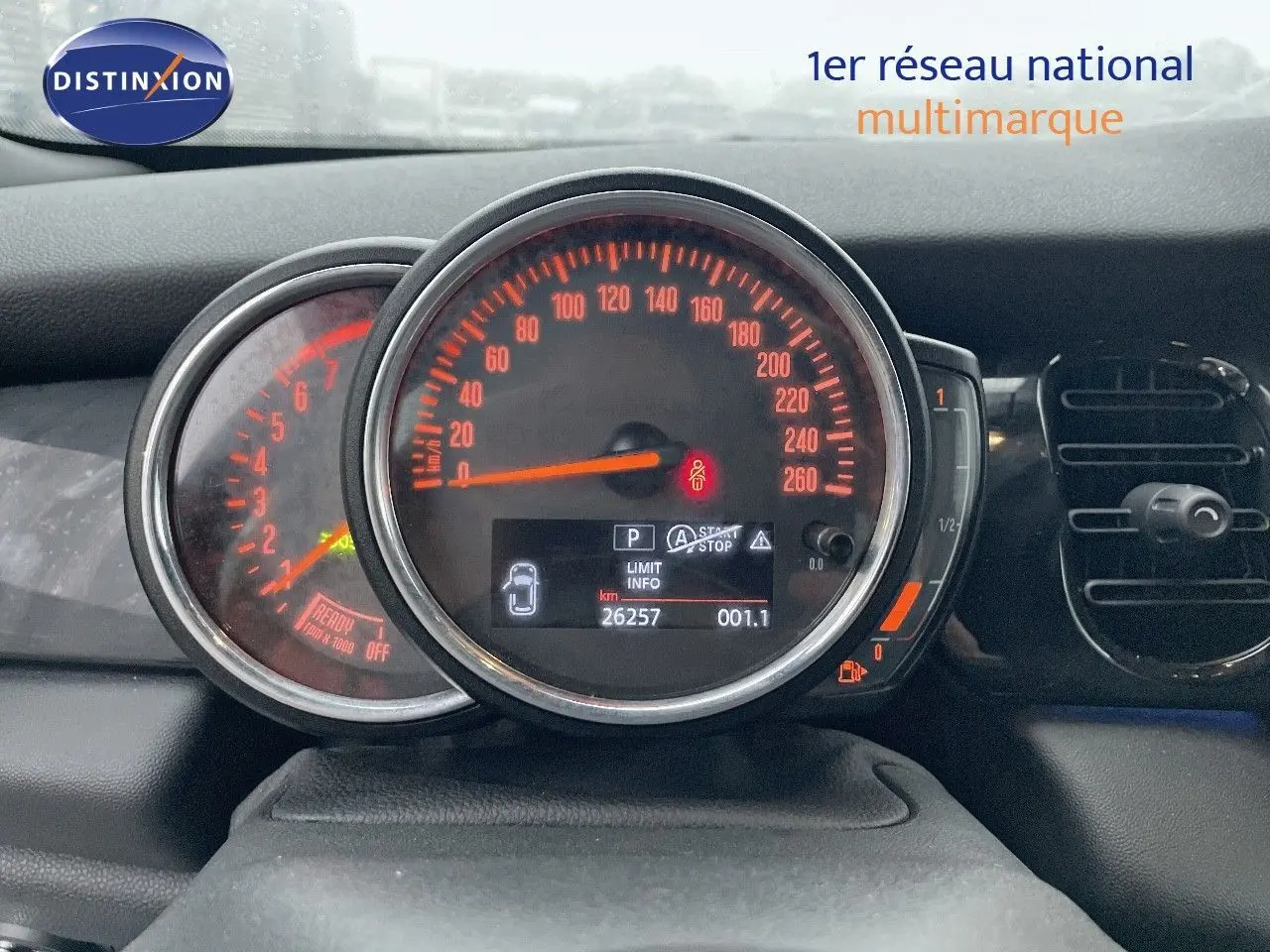 Tableau de bord de MINI Cabriolet F57 2023 avec compte-tours et compteur digital au centre, ambiance intérieure sombre.