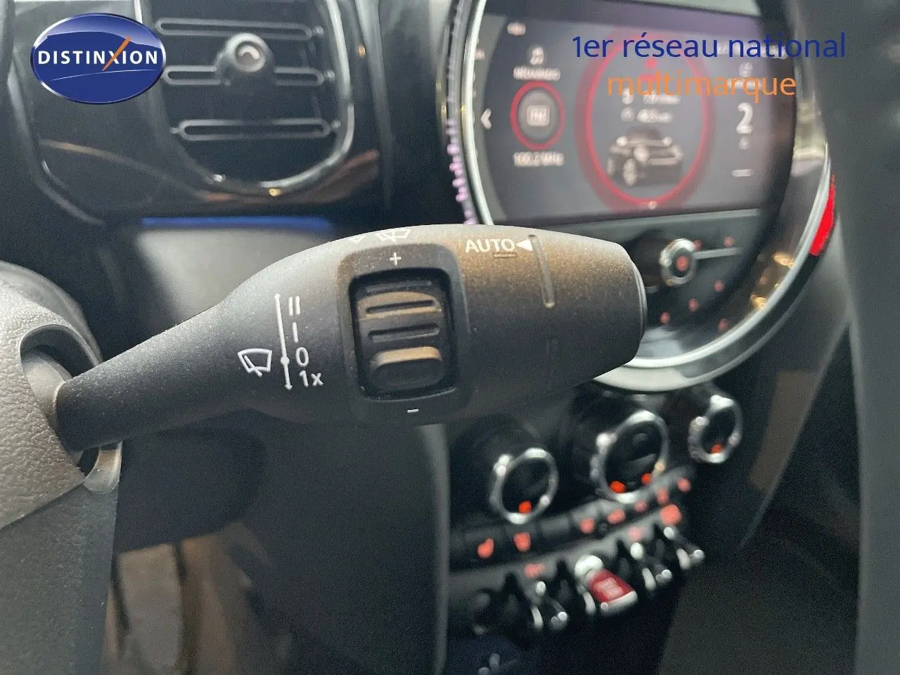 Gros plan sur la commande d’essuie-glace dans l’habitacle d’une MINI Cabriolet F57 2023 couleur Melting Silver Metal.