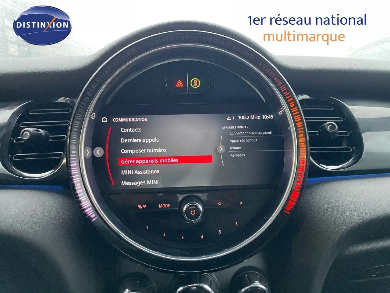 Écran central rond du tableau de bord d'une MINI Cabriolet 2023, avec menu communication et éclairage LED coloré.