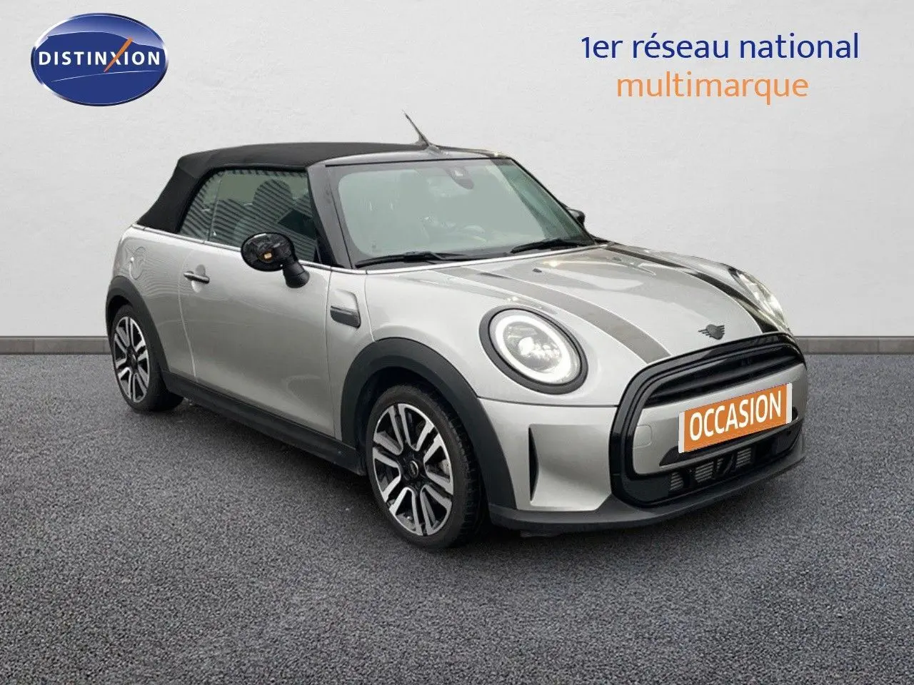 Mini Cabriolet 2023 Melting Silver vue 3/4 avant avec toit noir relevé et jantes bi-ton distinctives