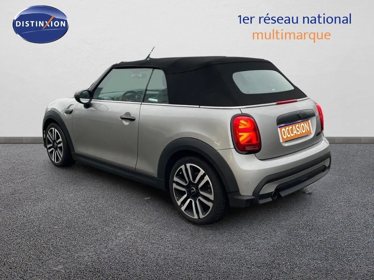 Vue 3/4 arrière droite d'une MINI Cabriolet 2023 couleur Melting Silver Metal avec capote noire fermée.