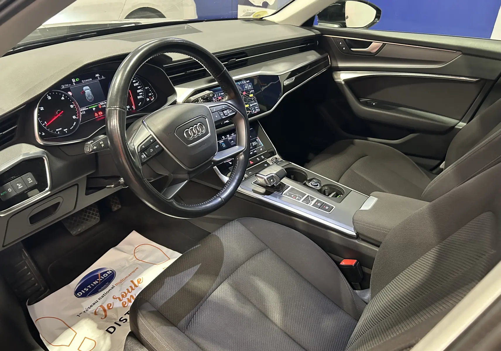 Intérieur noir de l'Audi A6 Avant 40 TDI 2019 vu côté conducteur, avec tableau de bord digital et console centrale moderne.