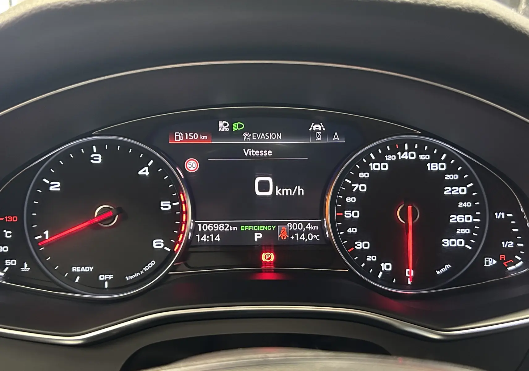 Tableau de bord numérique d'une Audi A6 Avant 40 TDI 2019, affichant vitesse à 0 km/h et indicateurs lumineux.