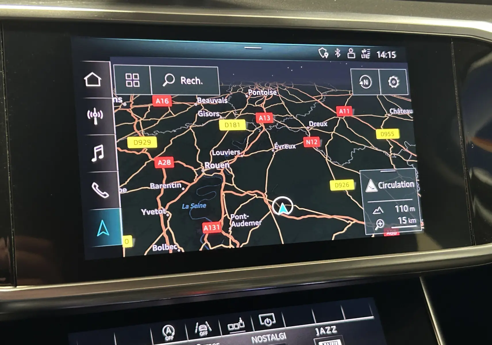 Écran tactile du système de navigation de l'Audi A6 Avant 40 TDI 2019 affichant une carte routière détaillée.