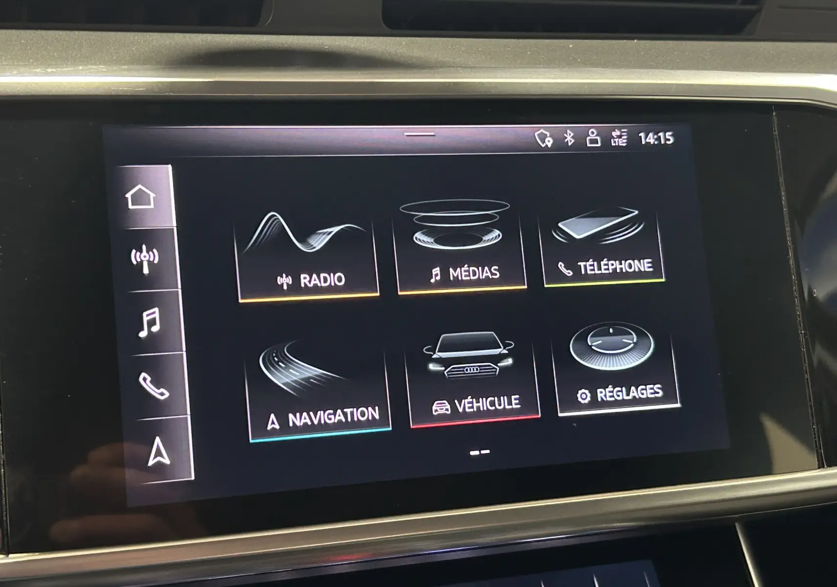 Écran tactile central de l’Audi A6 Avant 40 TDI 2019 affichant les options radio, médias, téléphone, navigation, véhicule et réglages.