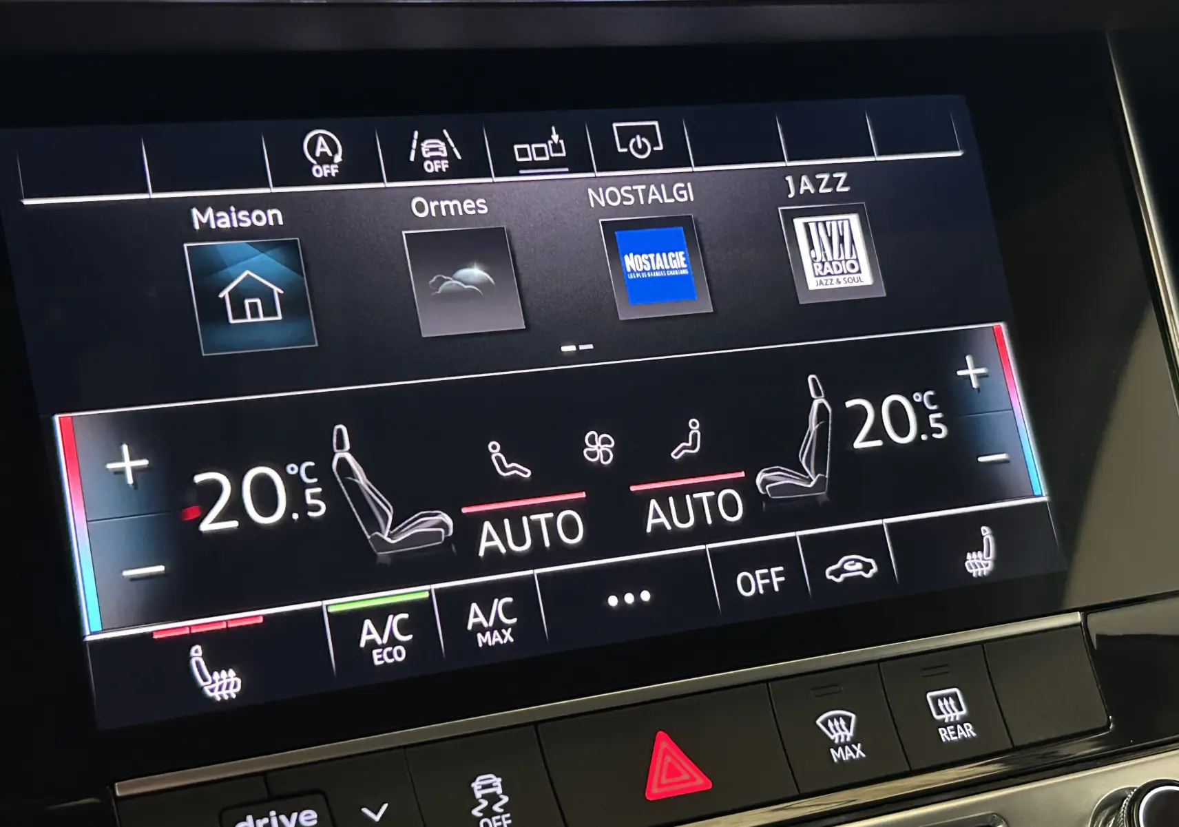 Écran tactile intérieur de l'Audi A6 Avant noir 2019 montrant la climatisation automatique à 20,5°C côté gauche et droit.