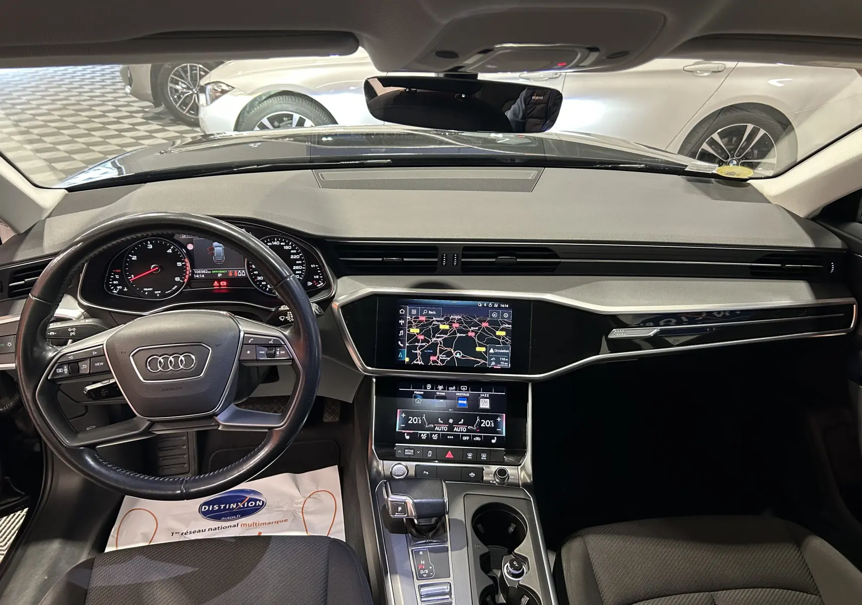 Intérieur noir d'Audi A6 Avant 40 TDI 2019, vue frontale du tableau de bord avec écran tactile et volant multifonction.