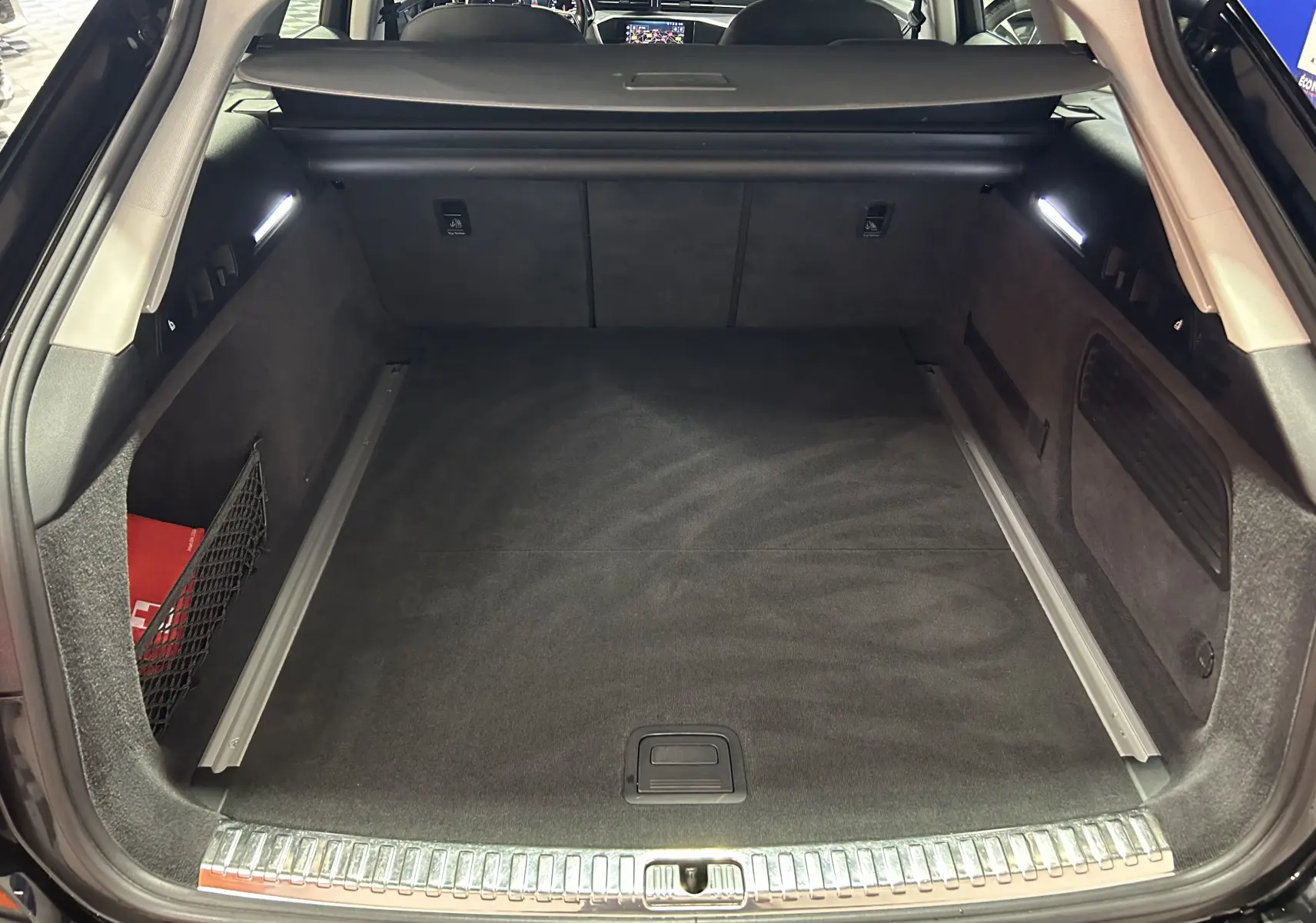 Coffre spacieux noir de l'Audi A6 Avant 40 TDI 2019, vue intérieure arrière avec éclairage latéral LED.