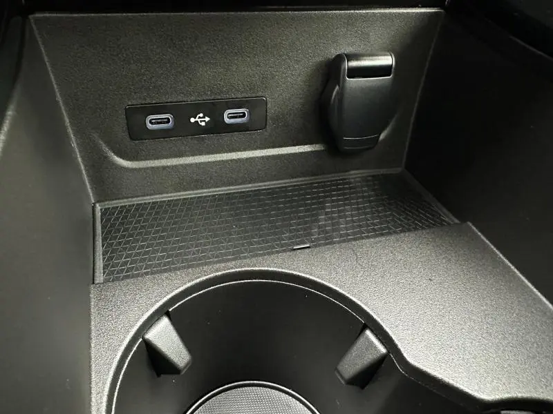 Gros plan sur la console centrale du Renault Austral 2025, montrant deux ports USB-C et un emplacement 12V, finition noire.