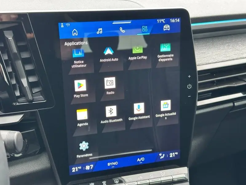 Écran tactile central du Renault Austral 2025 affichant les applications connectées, avec tableau de bord et aérateurs noirs.