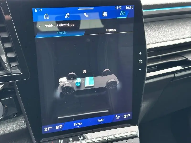 Écran tactile intérieur du Renault Austral 2025 affichant la gestion énergétique du système hybride, vue frontale.