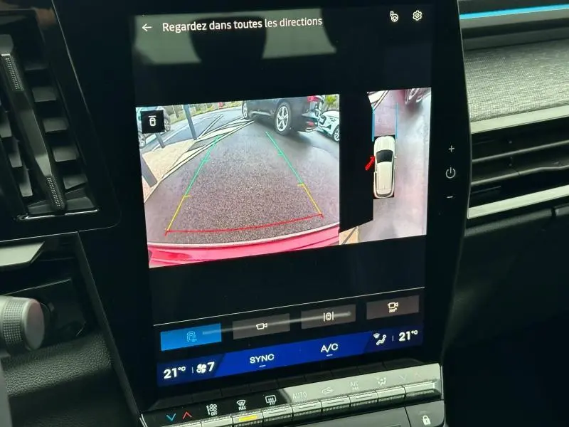Écran intérieur du Renault Austral 2025 rouge Flamme montrant la caméra de recul et la vue 360° en stationnement.