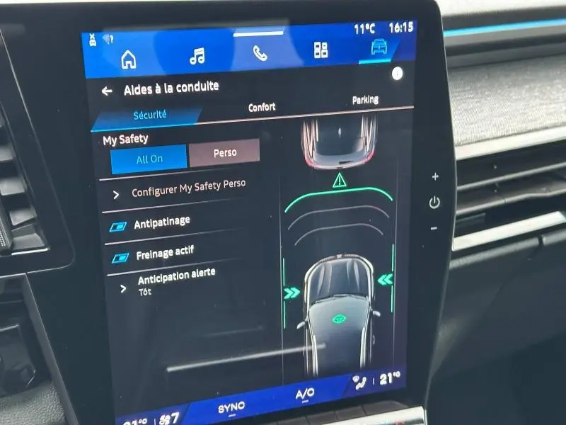 Écran tactile intérieur du Renault Austral 2025 montrant les aides à la conduite et la vue de la voiture en mode sécurité.