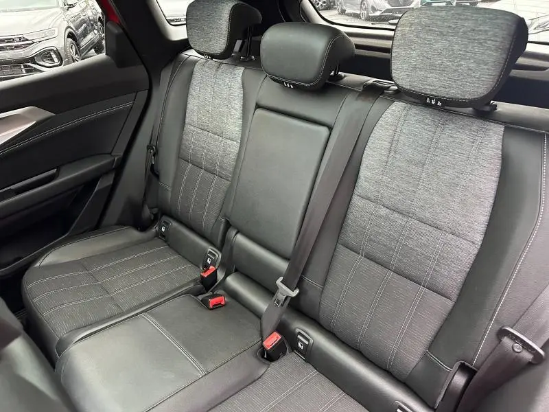 Vue intérieure des sièges arrière gris et noirs du Renault Austral 2025, avec appuie-têtes et ceintures de sécurité visibles.