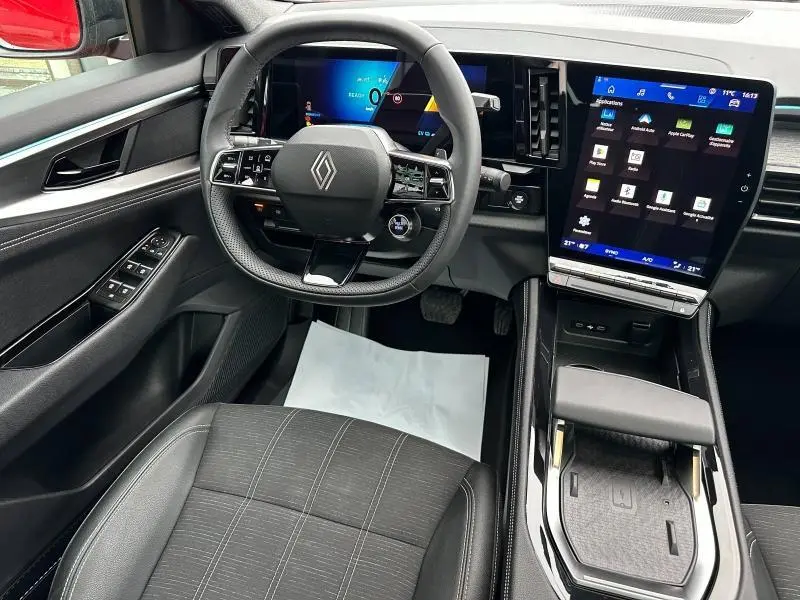 Vue intérieure du poste de conduite du Renault Austral 2025, avec volant multifonction et écran tactile central.