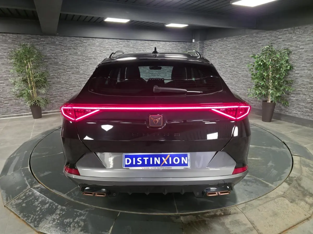 Vue arrière du CUPRA Formentor noir Minuit 2023 avec bandeau LED arrière et double sortie d'échappement copper stylisée.