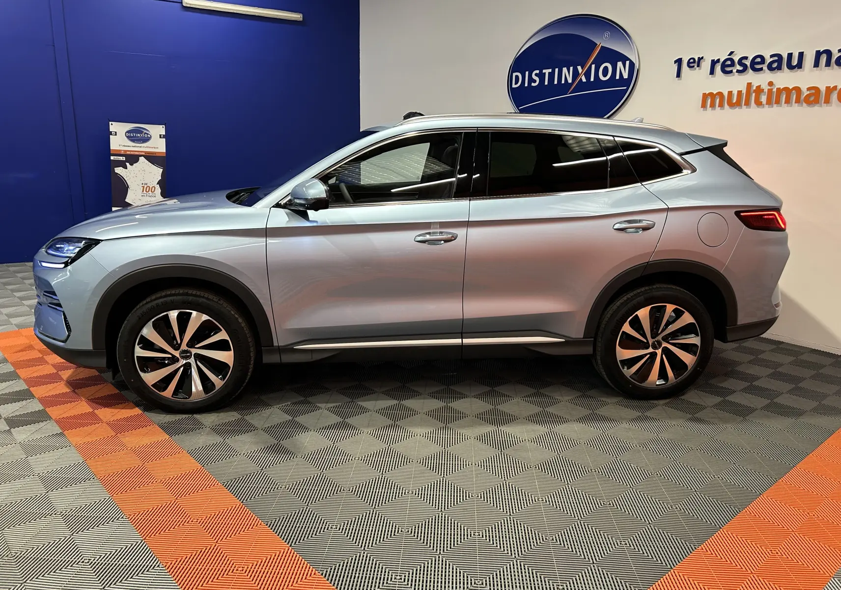 Vue de profil côté gauche d'un BYD SEAL U hybride rechargeable couleur bleu métallisé Tian Qing, avec jantes bi-ton et toit ouvrant.