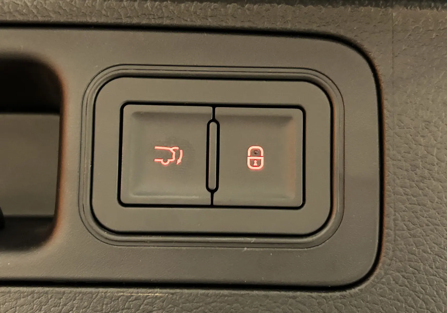 Boutons éclairés de commande du hayon électrique et du verrouillage, plan rapproché intérieur BYD SEAL U.