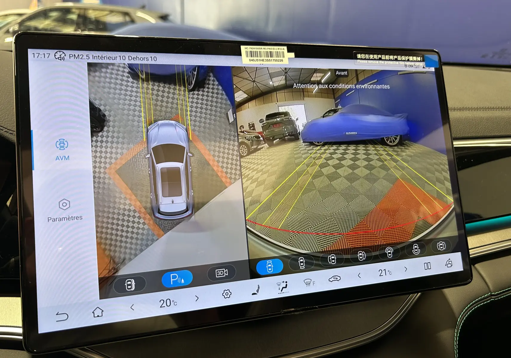 Écran tactile intérieur montrant la caméra 360° et la vue arrière du BYD SEAL U hybride rechargeable en stationnement.