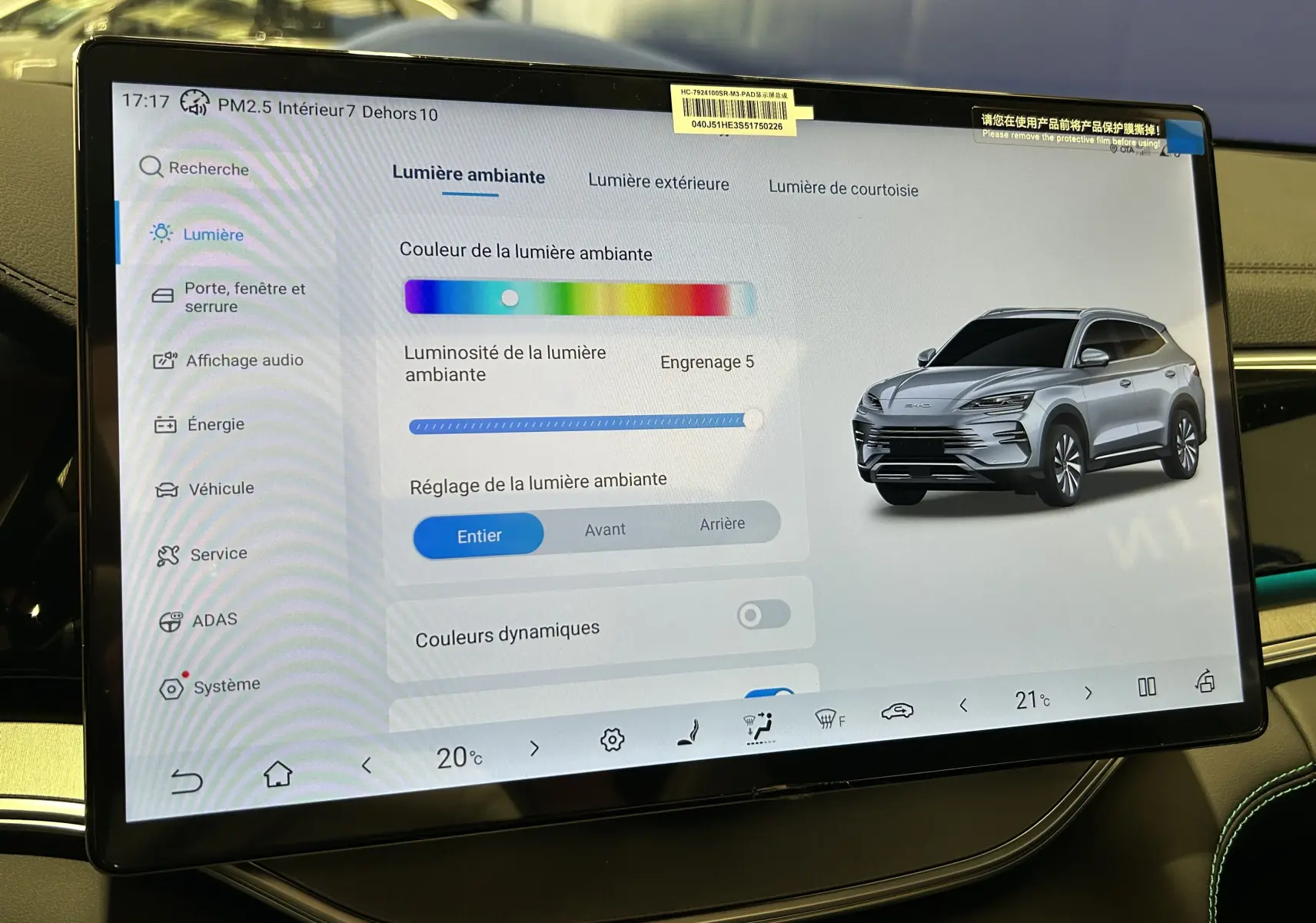Écran tactile intérieur montrant les réglages de lumière ambiante du SUV BYD SEAL U gris TIAN QING METAL.