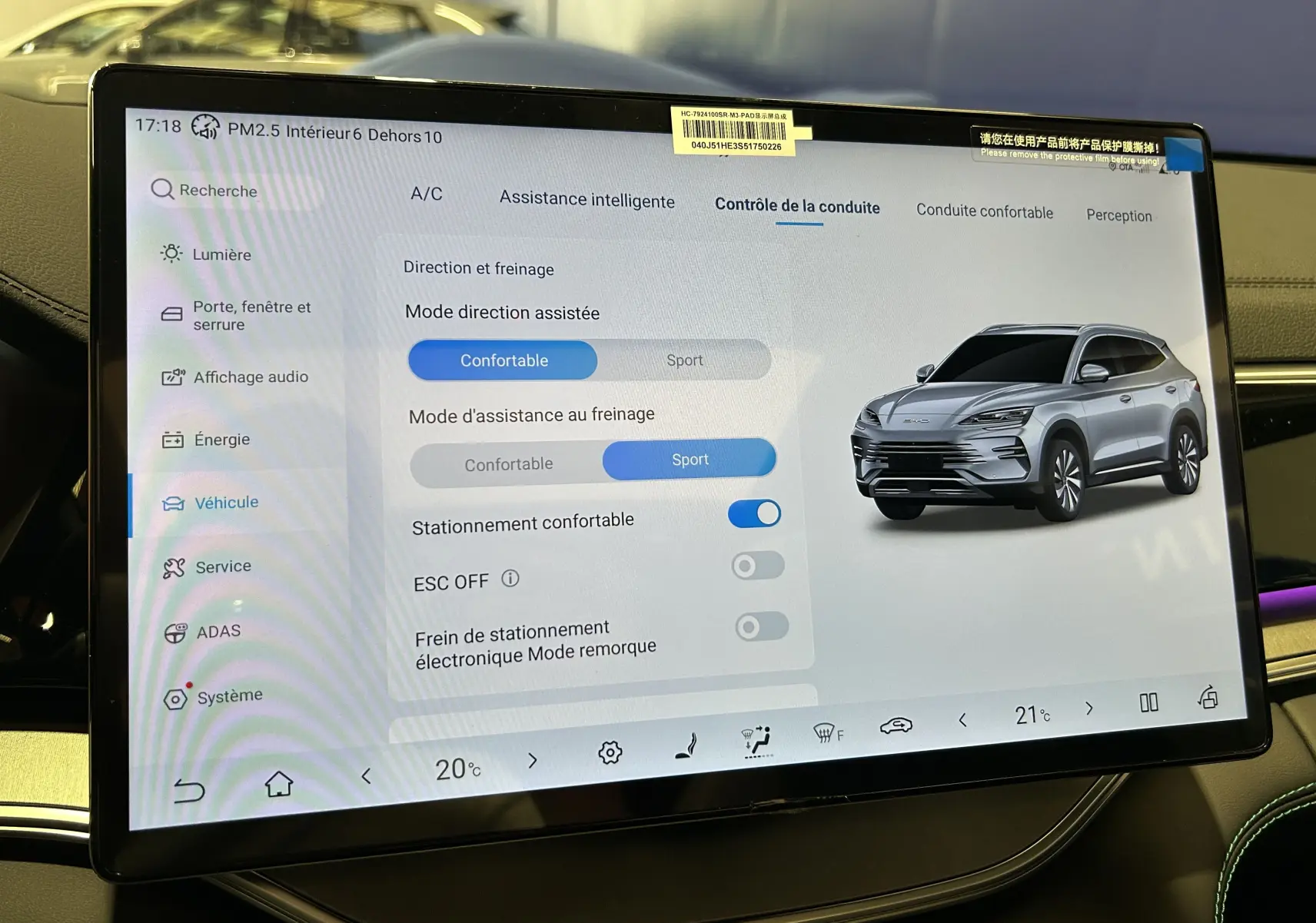 Écran tactile intérieur montrant les réglages d'assistance de conduite avec illustration du SUV BYD Seal U gris clair en 3/4 avant droit.