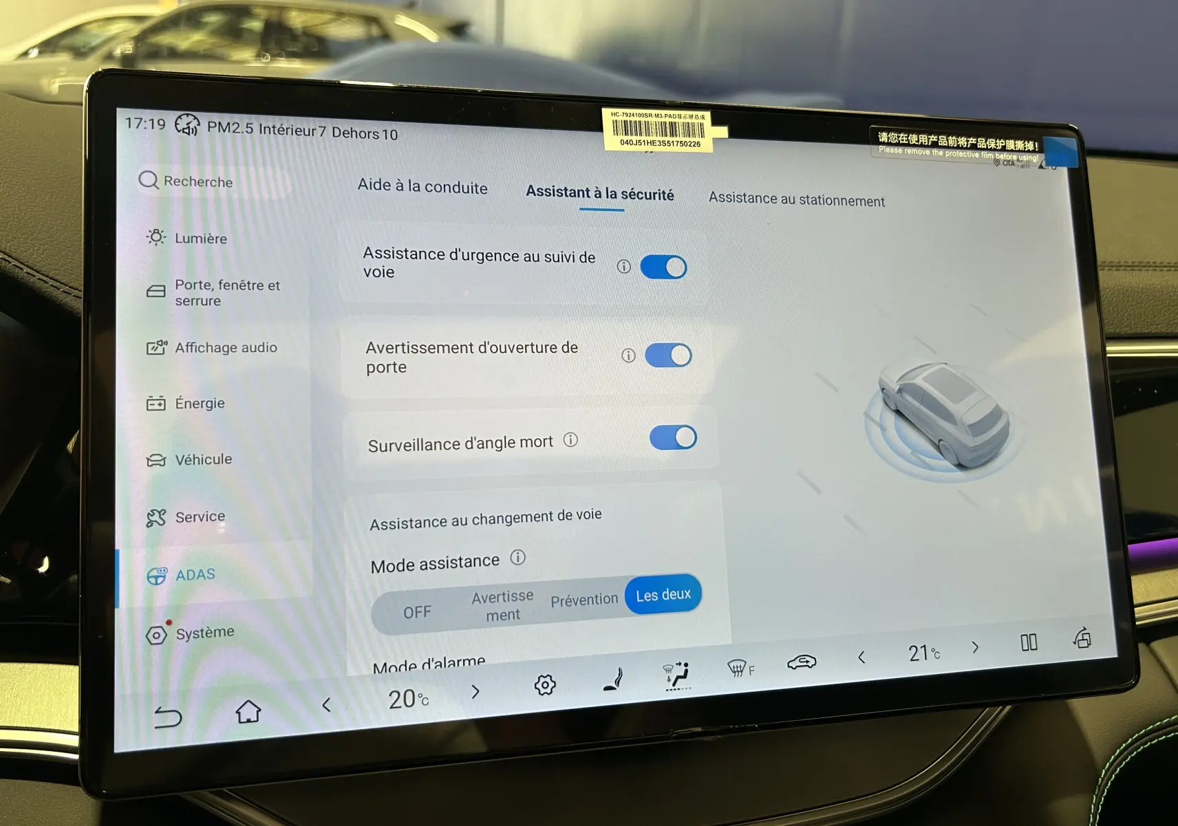 Écran tactile intérieur du BYD SEAL U affichant les réglages d'assistance à la sécurité et la surveillance d'angle mort.