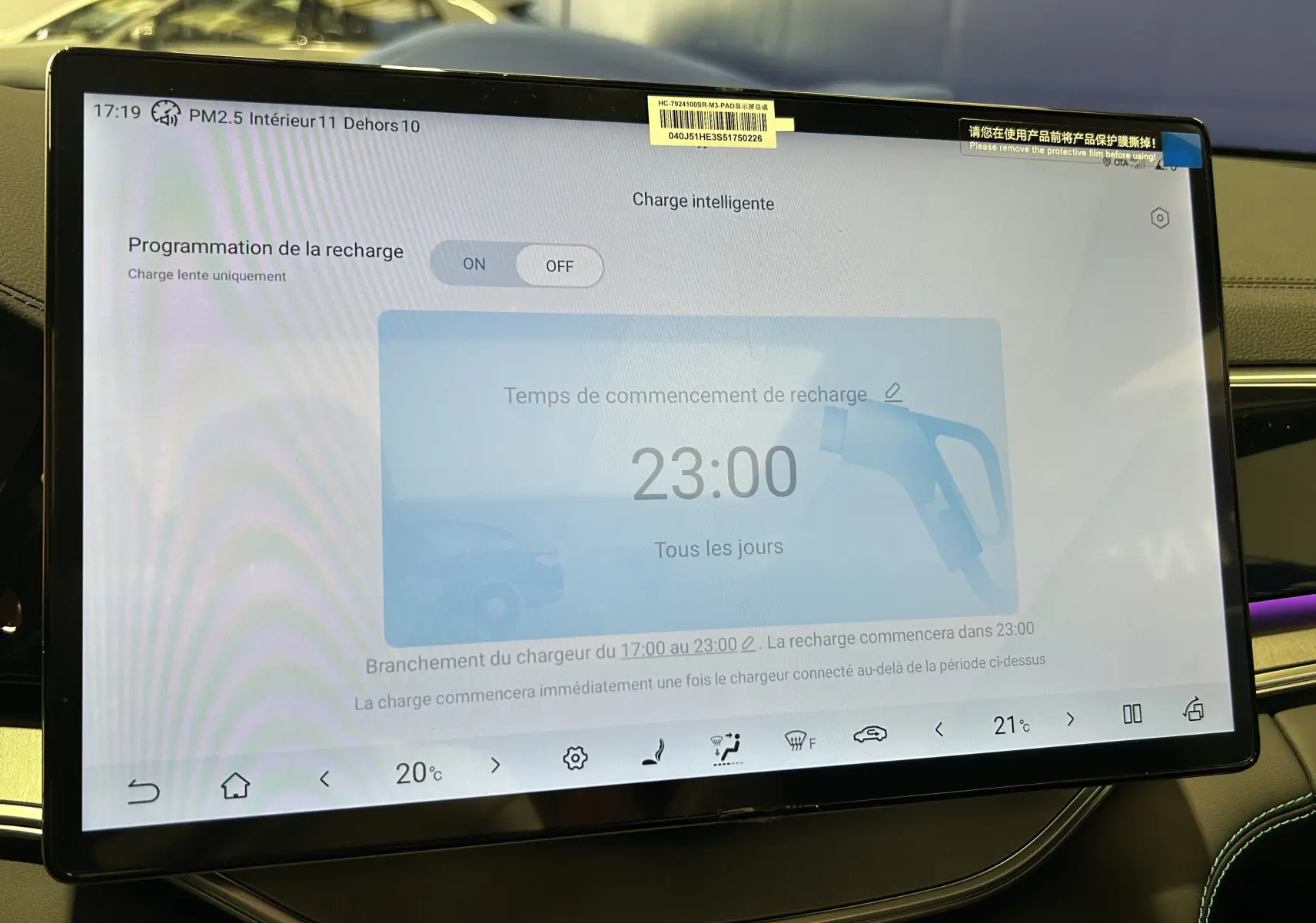 Écran tactile central du BYD SEAL U 2025 affichant la programmation de recharge à 23h dans l'habitacle noir.