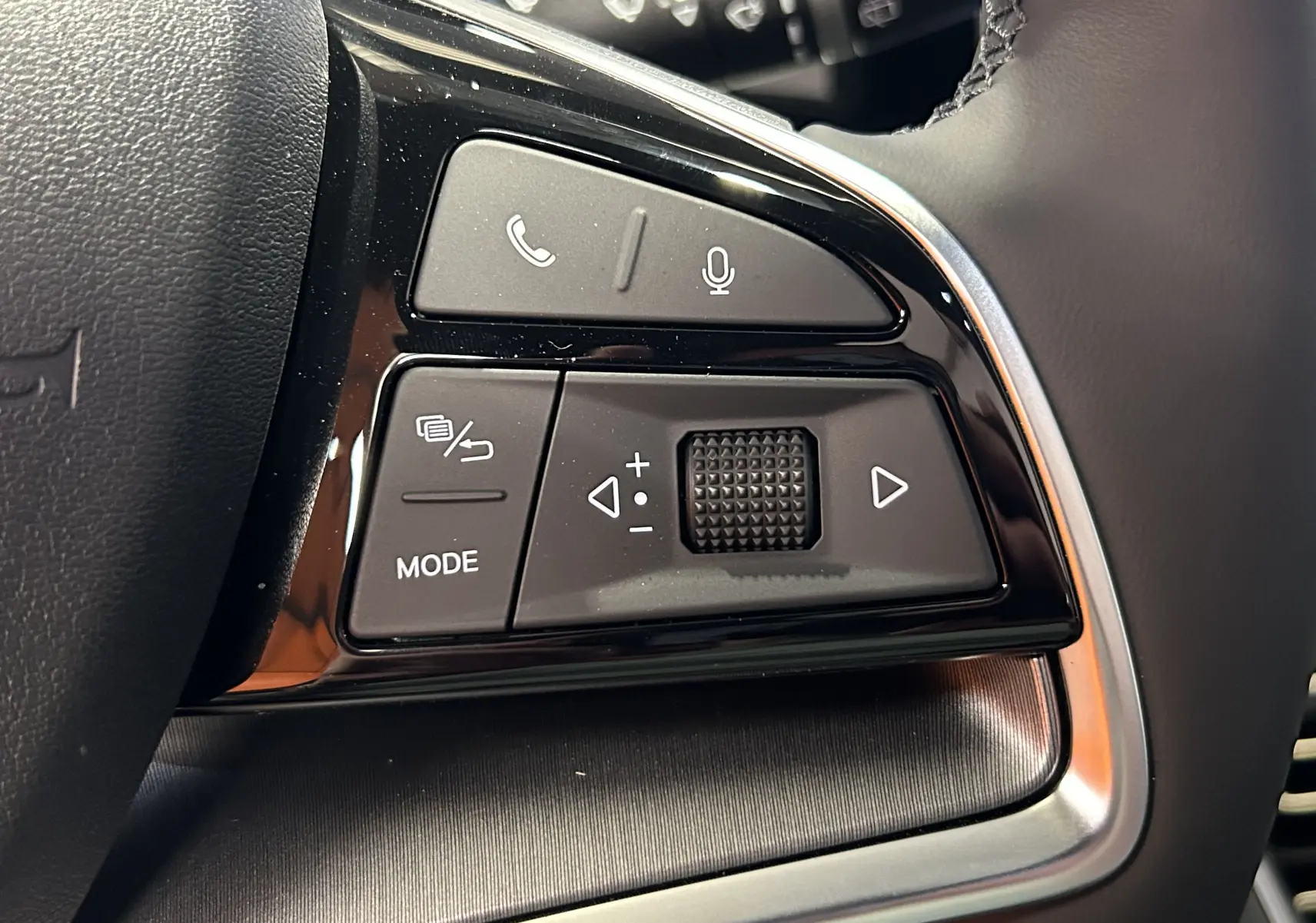 Gros plan sur les commandes au volant du BYD SEAL U 2025, finition noire avec boutons multifonctions et molette tactile.