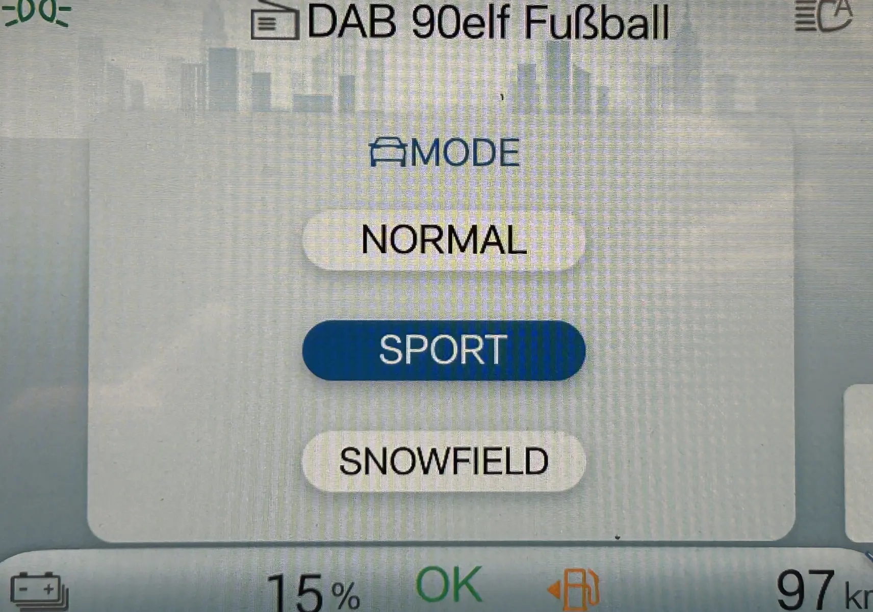 Écran central du BYD SEAL U montrant le mode de conduite Sport sélectionné, interface claire en blanc et bleu.