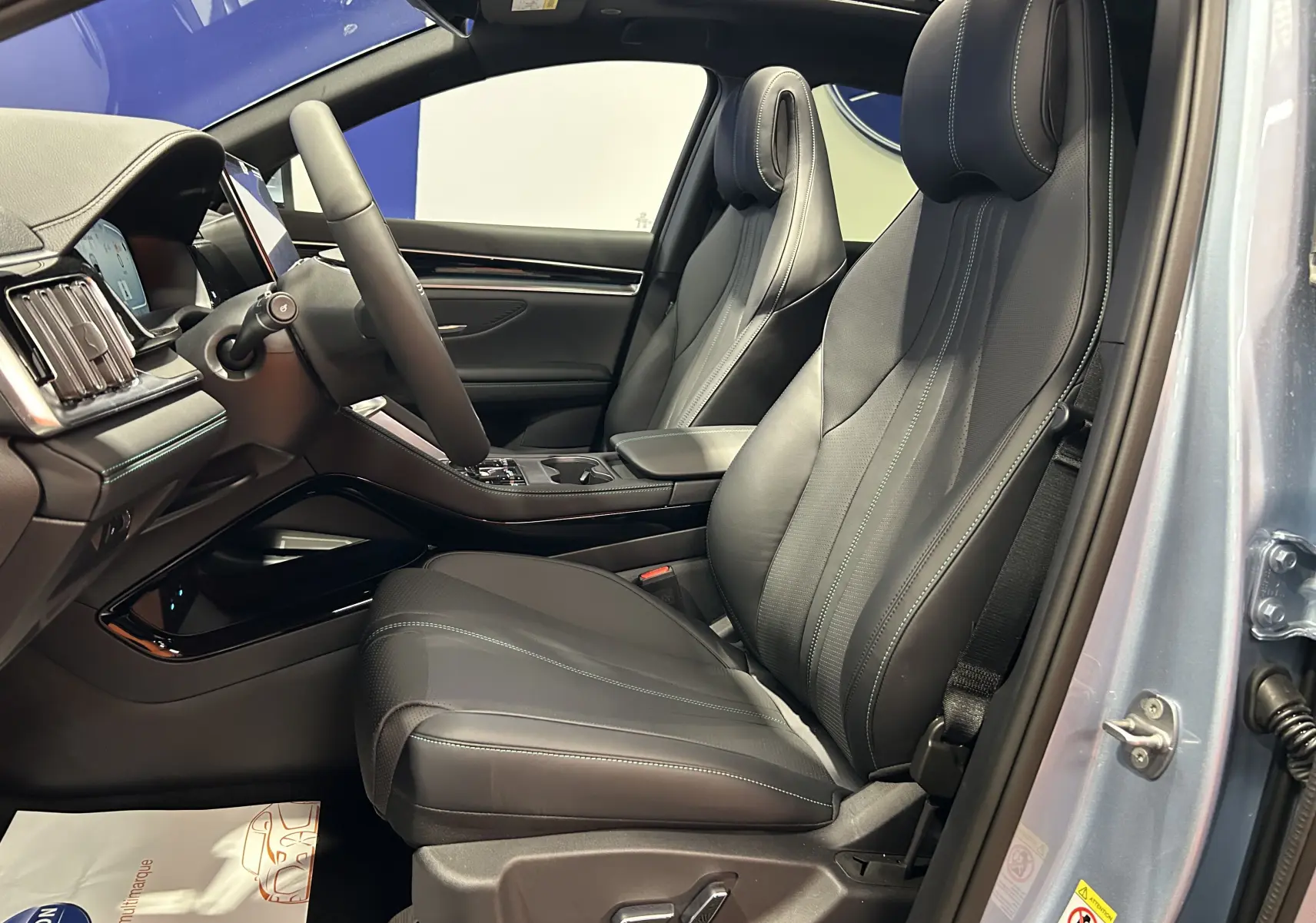 Vue intérieure côté conducteur du BYD SEAL U 2025 avec sièges cuir noir et toit ouvrant visible en TIAN QING METAL.