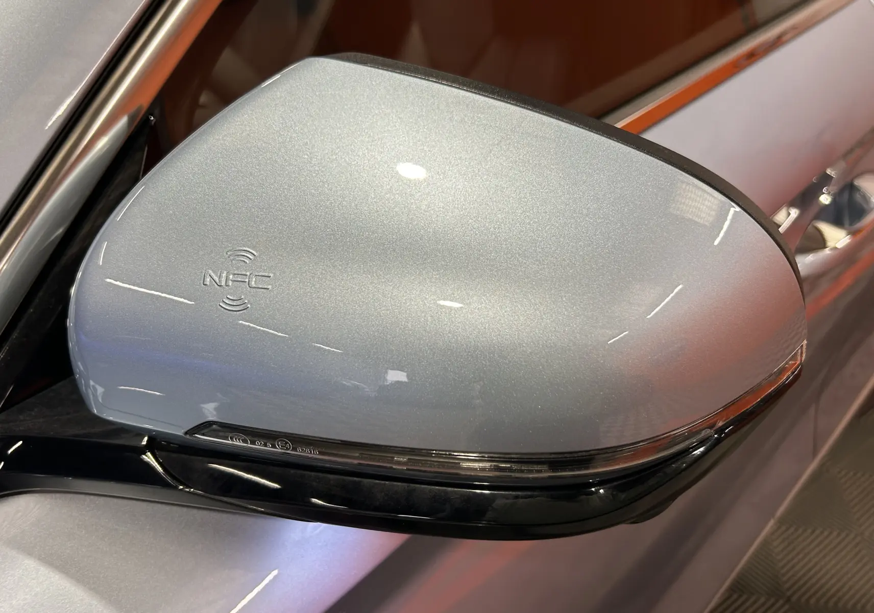 Rétroviseur côté droit gris métallisé avec logo NFC sur une BYD SEAL U hybride rechargeable 2025.