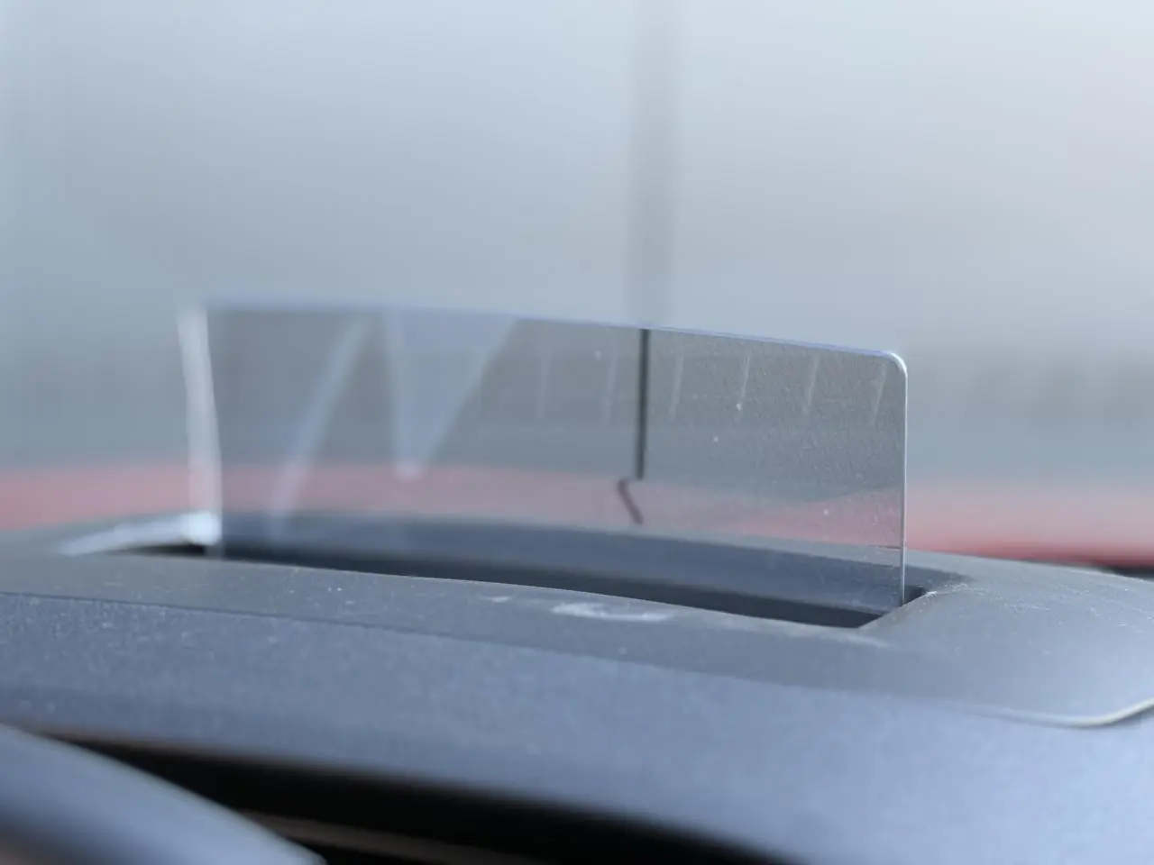 Détail de l'affichage tête haute HUD transparent sur le tableau de bord du Ford Kuga rouge Lucifer 2024.