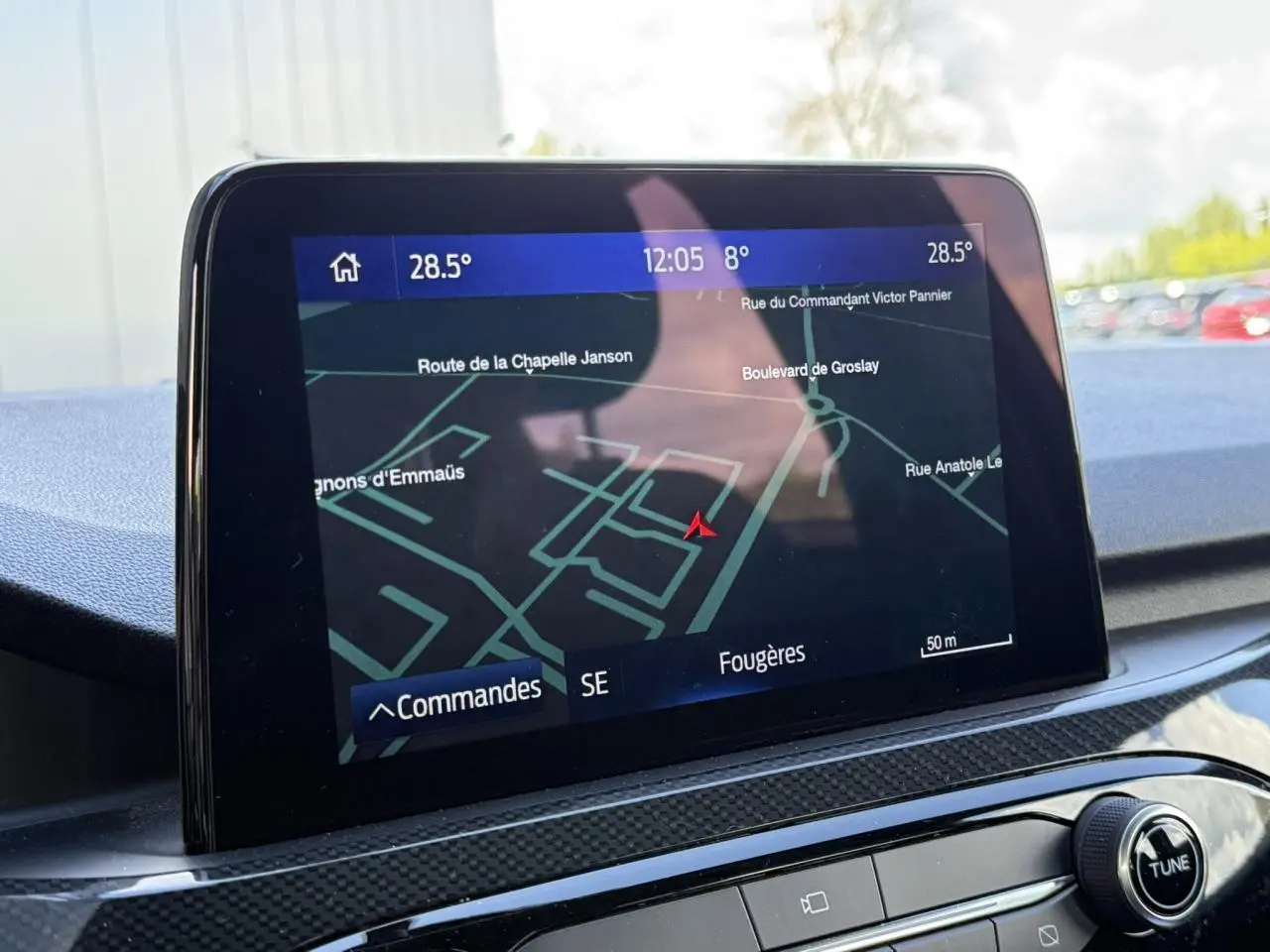 Vue rapprochée de l’écran GPS tactile intérieur du Ford Kuga 2024, affichant une carte de navigation.