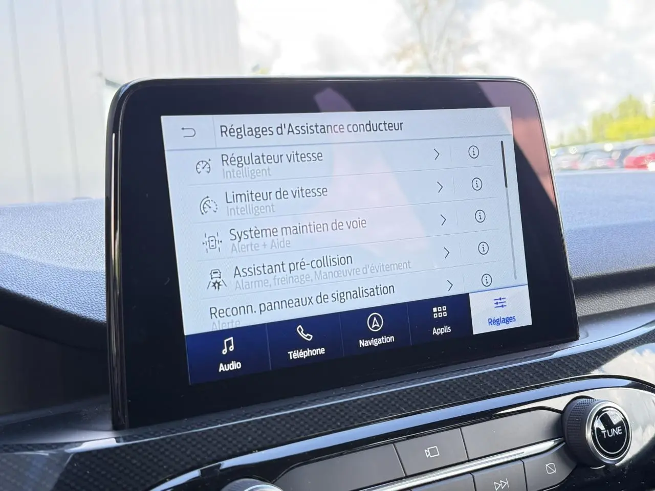 Écran tactile central du Ford Kuga 2024 affichant les réglages d'assistance conducteur en gros plan intérieur.